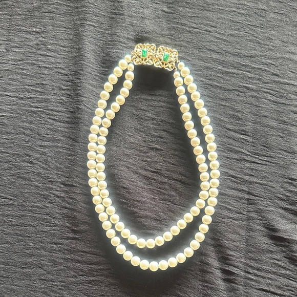 Elegant Pearl Necklace with Gold and Green Accents - Picture 1 of 1